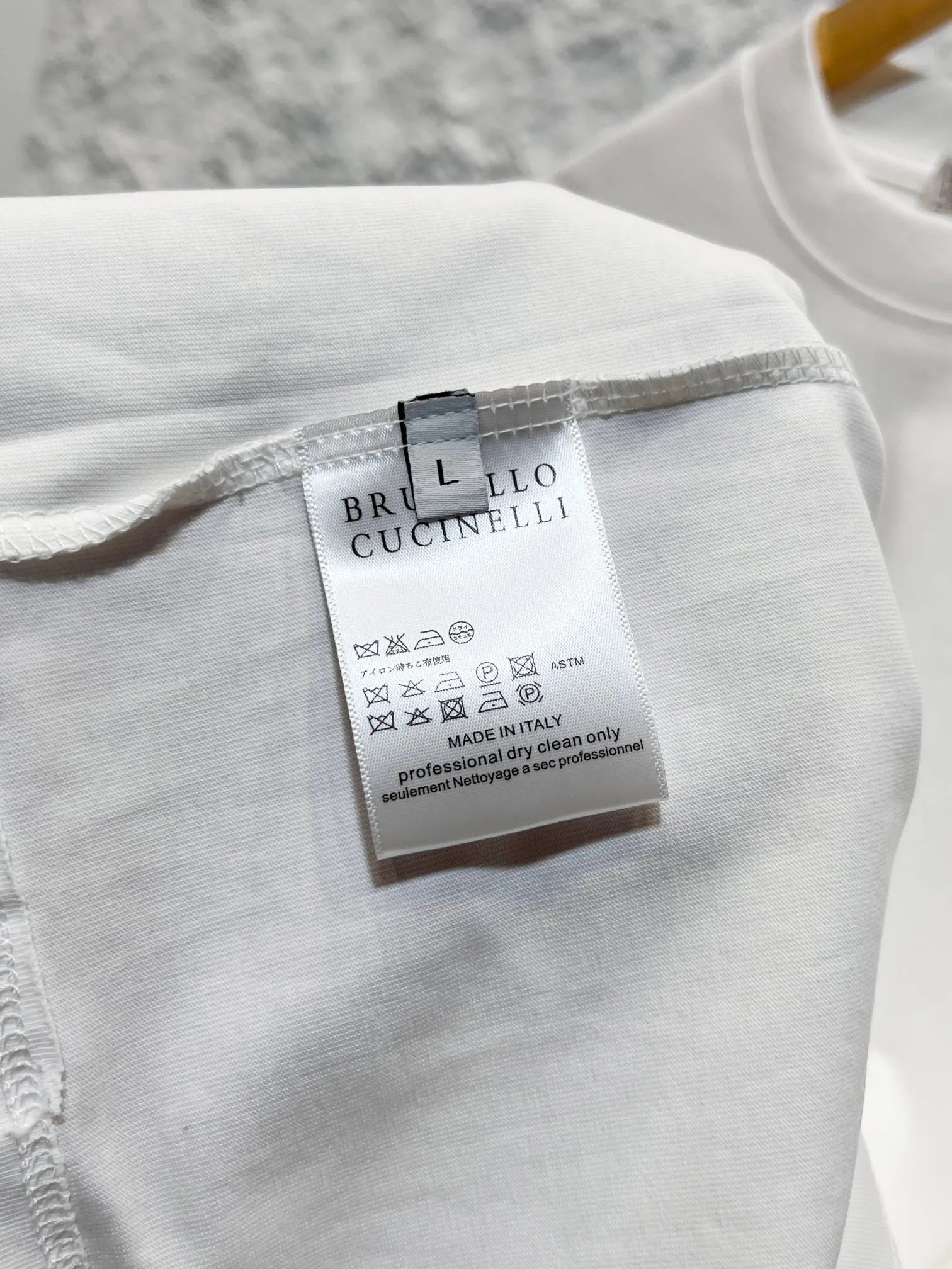 BC (Brunello Cucinelli) (Long-term large quantity In Stock will not be removed from the shelves) Brunello Cucinelli round neck T-shirt, micro brand logo embroidery on the chest, Italian washed cotton logo craftsmanship: mini fine three-dimensional small embroidery on the left chest (high-density flat embroidery, thin thread embroidery, not bulging and thick) Collar: original cloth round neck, two needles for hemming, flat car collar, woven label on the back of the collar, sewing, Italian wash. Short-sleeved T-shirts for men and women Same Style Color: Black White Sizes: S-3XL (worry-free after-sales service)